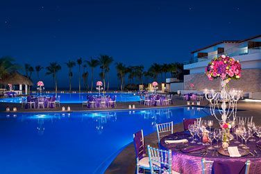 Idalement install au bord de la piscine