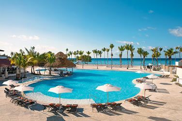 La piscine principale de l'htel en bord de plage