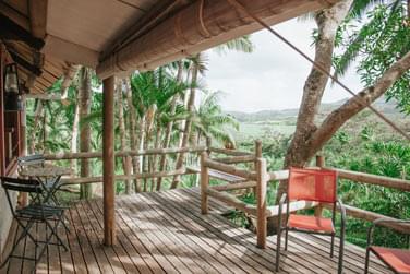 La terrasse avec une magnifique sur la nature luxuriante