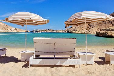 Entre mer turquoise et dsert, ce bel htel se trouve dans la superbe baie d'Al Jissah