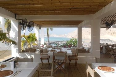 Le Muscat Hills Resort dispose d'un grand restaurant totalement ouvert sur la mer