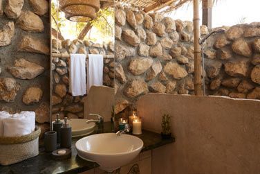 La salle de bain extrieure de la hutte