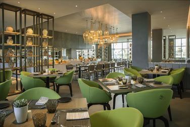 Faites un tour du monde au Ginger, un restaurant contemporain ouvert toute la journe o un somptueux buffet international vous attend