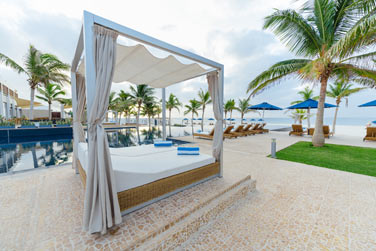 Dtendez-vous au bord de la piscine