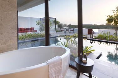 La salle de bain de la villa vue jardin avec piscine