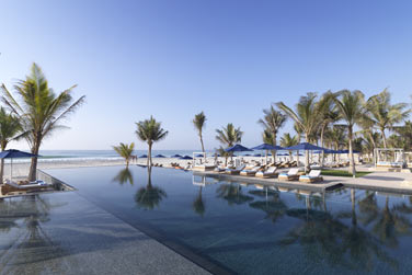 Piscine  dbordement de 44 m de long offrant une superbe vue la mer d'Arabie
