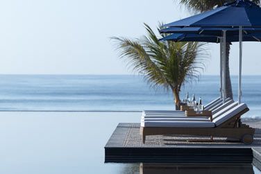 Dtendez-vous sur un transat au bord de la piscine !