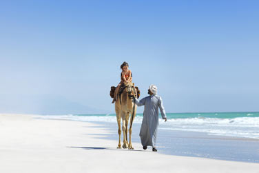 Au bord d'une belle et longue plage de sable blanc