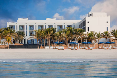 Le resort se trouve au bord d'une belle et longue plage