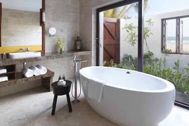 La salle de bain de la villa Royal Beach avec piscine