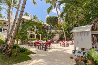 L'Atlantis offre une cuisine traditionnelle franaise mle aux spcialits antillaises