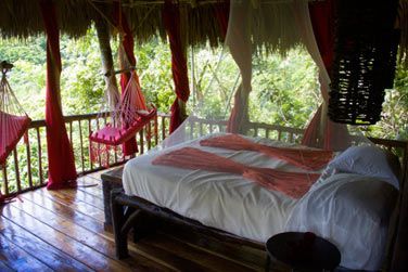 Les lits sont tous recouverts d'une large moustiquaire.