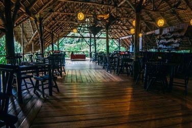 La salle de restaurant est rustique !