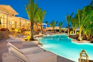 Dtendez-vous sur l'un des transats au bord de la piscine !