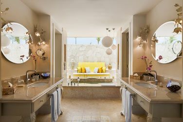 La salle de bain de la Suite Famille Luxury avec piscine