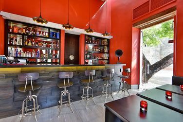 L'htel possde un bar jouxtant la rception et donnant sur une petite place extrieure trs agrable