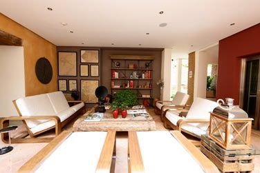 L'htel possde un coin salon-bibliothque prs du restaurant