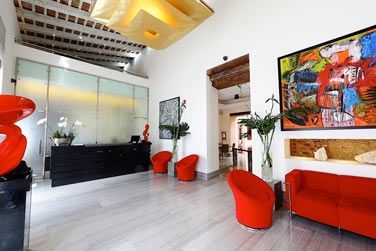 En entrant, vous dcouvrirez une rception moderne et colore