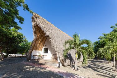 Les bungalows individuels aux toits de chaume