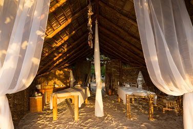 Les tables de massage directement installes sur la plage