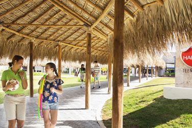 Une multitude d'activits pour les adolescents : jeux vido, billard, tennis de table, accs Wi-Fi gratuit