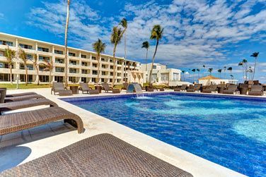 La piscine de l'htel et son cadre idyllique