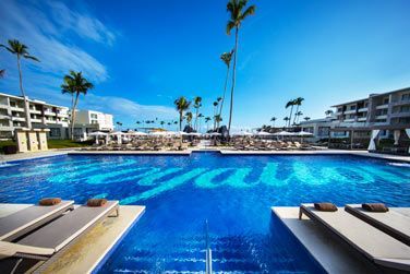 Dtendez-vous sur l'un des transats au bord de la piscine !