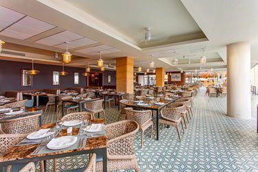 Savourez de dlicieux plats au restaurant Oceanside, situ en bord de mer.