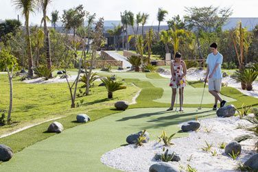 Parcours de minigolf 9 trous pour les pros de tout ge