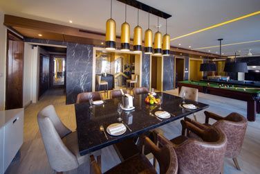 La salle de sjour de la Suite Chairmans Luxury front de mer