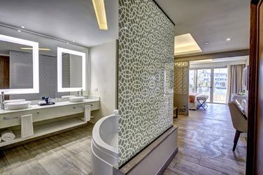 La salle de bain de la Suite Luxury Famille vue ocan Diamond Club