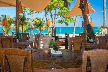 Djeuner en terrase au bord de la mer