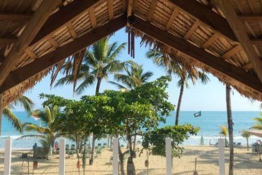 Le pavillon de yoga donne sur la mer