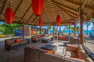 Prlassez-vous dans les canaps sur la plage !