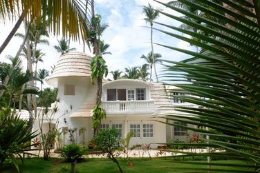 Au coeur d'une jardin verdoyant, l'htel de charme Atlantis se dresse sur la plage Bonita