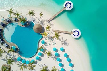 Bord d'un lagon au bleu turquoise tincellant