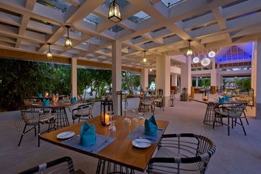 Le restaurant Azure les pieds dans le sable...