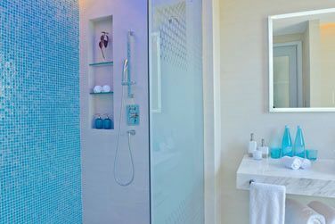 Des salle de bain colores et bien amnages