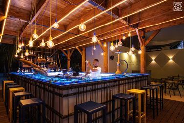 Ce bar offre une atmosphre dcontracte mais chic