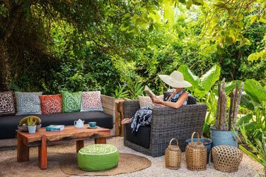 Profitez du calme du jardin des pices