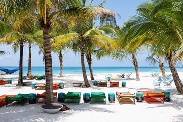 Le long d'une trs belle plage de sable blanc