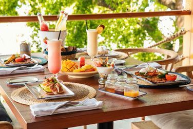 Ce restaurant propose des apritifs tout en admirant le magnifique coucher de soleil sur la plage