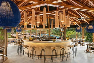 Sa terrasse spare vous invite  boire des cocktails et profiter de certains vnements