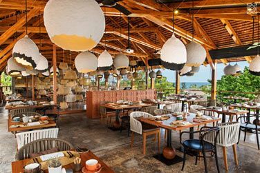 Ce restaurant est dcor dans un style africain chic