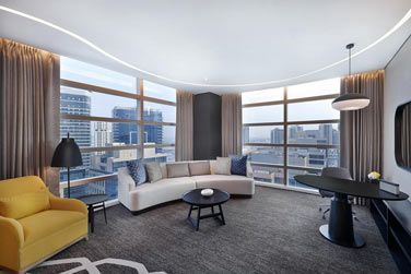 Le coin salon de la chambre Deluxe