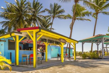 Voici le charmant Yureli Beach aux couleurs tropicales