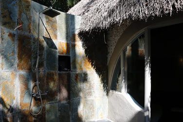 Magnifique douche extrieure de la deluxe family beach villa