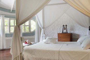 Intrieur de la beach villa spacieuse aux dcors blancs et purs