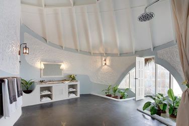 Salle de bain spacieuse et pure aux plantes tropicales