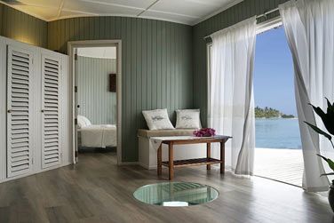 Salon de la water villa avec une vue imprenable sur la mer des maldives